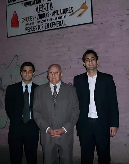 Edmundo Fernandez, fundador de la empresa, junto a sus nietos Julian y Rodrigo Casas quienes hoy la dirigen